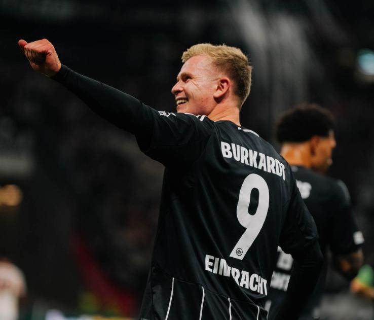 5-1逆转创造历史！欧冠大黑马浮现：登上榜首5万球迷狂欢